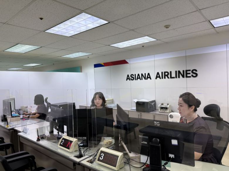아시아나항공 서울 중앙매표소 직원들이 11일 서울 중구 서소문로 대한항공 빌딩 11층으로 이전한 새 둥지에서 근무를 하고 있다. 아시아나항공 제공