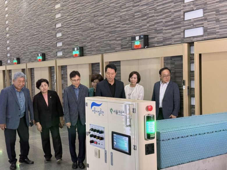 11일 오세훈 시장(오른쪽 세번째)이 서울 서초구의 서울추모공원을 찾아 새로 도입한 자율주행로봇 시연을 지켜보고 있다. 이창훈 기자