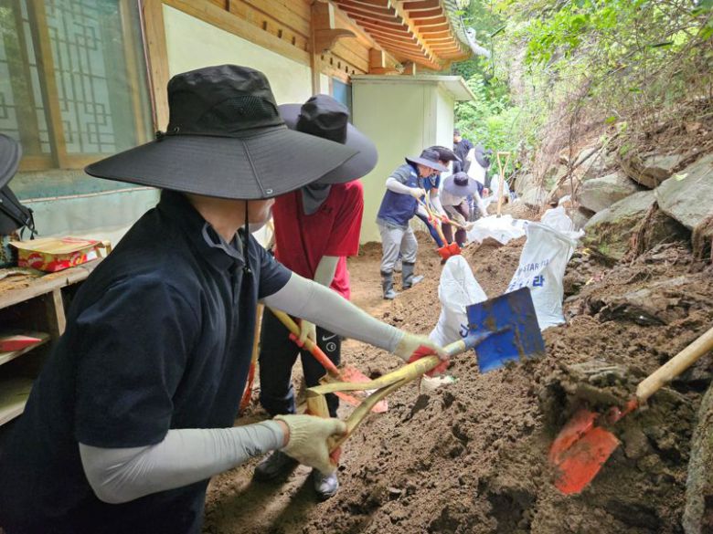 코트라 임직원들이 지난 8일 경기 가평군에서 수해 현장 복구 작업에 나섰다. 코트라 제공