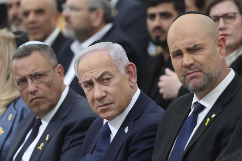베냐민 네타냐후 이스라엘 총리가 10일(현지시간) "가자시티 점령 계획이 전쟁을 신속하게 종식시킬 수 있는 최선의 방법"이라고 주장했다. 사진은 네타냐후 총리가 지난 4월 29일 예루살렘에서 열린 전몰 장병 추모일 전야 기념식에 참석한 모습.AP뉴시스