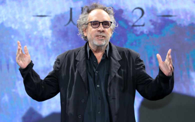 팀 버튼 감독이 11일 오전 서울 종로구 포시즌스 호텔에서 열린 넷플릭스(Netflix) 시리즈 '웬즈데이' 시즌2 기자간담회에서 포즈를 취하고 있다. 뉴시스