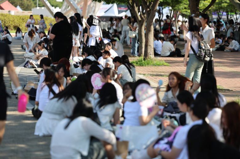 10일 오후 서울 송파구 올림픽 체조경기장(KSPO돔) 내 폭발물이 설치 됐다는 신고가 들어와 시민들이 대피해 있다.뉴스1