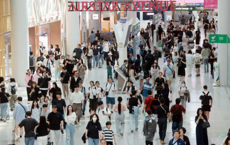 현충일 연휴가 시작된 지난 6월 6일 오전 인천국제공항 제1터미널 면세점이 관광객들로 붐비고 있다. 뉴스1