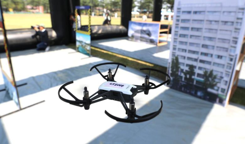 지난 2023년 5월 25일 오전 대구 육군 제2작전사 대연병장에서 열린 '제1회 2작전사령관배 드론봇 전투경연대회'에서 드론으로 도심지역 장애물 기동 시연이 진행되고 있다. 이번 대회는 총상금 1천만원으로 드론 축구, 드론 레이싱, 드론 챌린지 등 다양한 종목에서 군인과 대학 및 일반부 등 13개 팀 130여 명이 참가했다. 연합뉴스