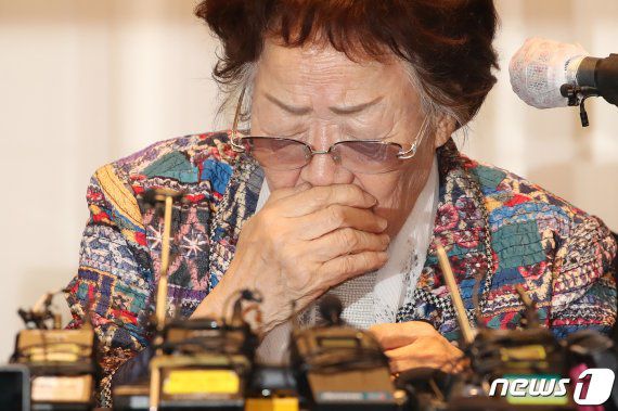 일본군 위안부 피해자 이용수 할머니가 25일 오후 대구 수성구 만촌동 인터불고 호텔에서 기자회견을 하고 있다. 2020.5.25/뉴스1