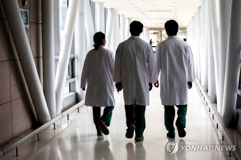 병원에서 이동하고 있는 의료진. 연합뉴스