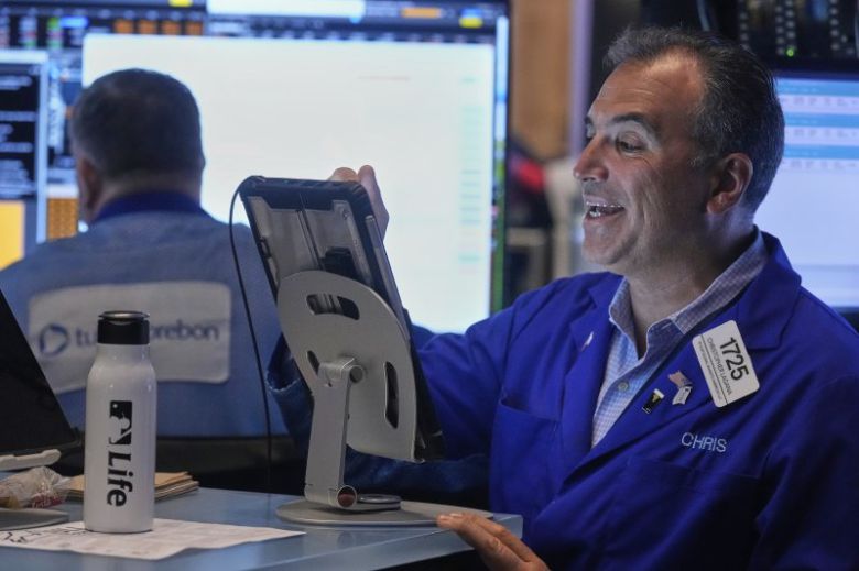 미국의 7월 소비자물가지수(CPI) 상승률이 안정적인 것으로 확인된 12일(현지시간) 뉴욕증권거래소(NYSE)에서 중개인의 얼굴에 웃음이 가득하다. 이날 뉴욕 증시는 사상 최고 기록을 새로 썼다. AP 연합