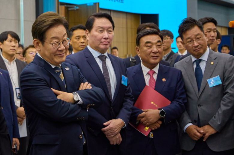 이재명 대통령이 20일 울산 울주군 울산전시컨벤션센터에서 열린 인공지능(AI) 글로벌 협력 기업 간담회 뒤 AI 제품·서비스 시연을 참관하고 있다. (대통령실 제공. 재판매 및 DB 금지) 2025.6.20/뉴스1 ⓒ News1 박지혜 기자 /사진=뉴스1