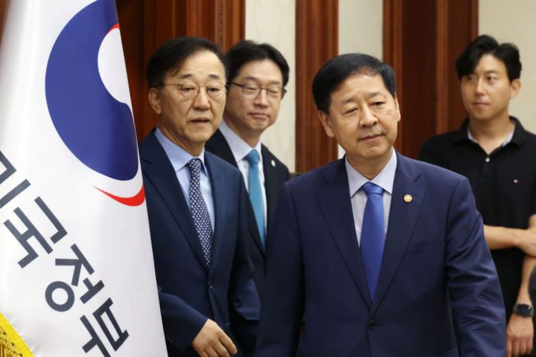 구윤철 경제부총리 겸 기획재정부 장관이 김경수 지방시대위원장, 김윤덕 국토교통부 장관(오른쪽부터)과 함께 14일 서울 종로구 정부서울청사에서 열린 경제관계장관회의에 참석하고 있다. 사진=서동일 기자