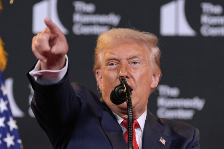 도널드 트럼프 미국 대통령이 13일(현지시간) 워싱턴 케네디센터에서 연설하고 있다. 트럼프 대통령은 이 자리에서 우크라이나 전쟁을 끝내지 않으면 블라디미르 푸틴 러시아 대통령이 심각한 결과를 마주하게 될 것이라고 경고했다. AP 연합