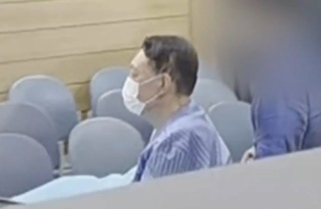 윤석열 전 대통령이 안과 진료를 받기 위해 경기 안양시에 있는 한림대성심병원을 찾은 모습. 출처=MBN 보도 화면 갈무리