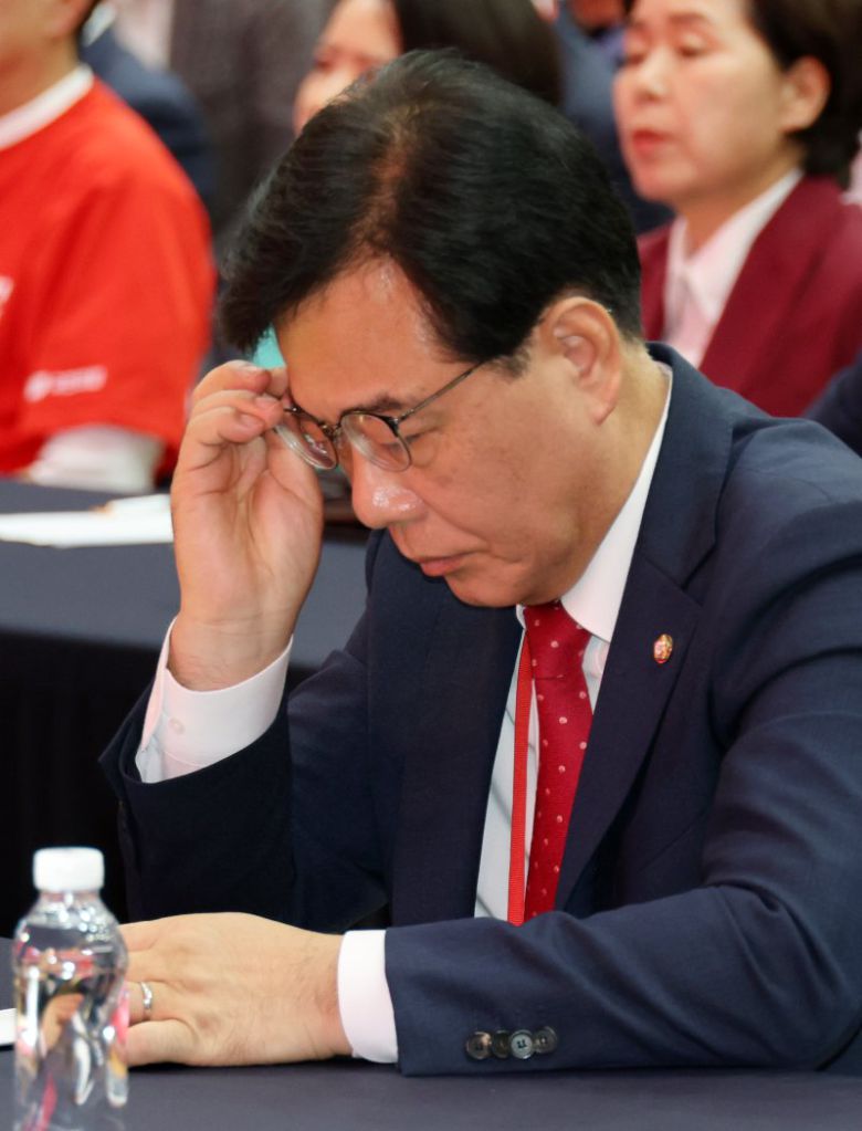 휴대전화를 확인하고 있는 국민의힘 송언석 비상대책위원장 2025.8.13/연합뉴스