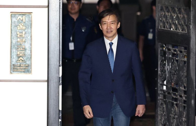 이재명 정부 첫 특별사면·복권 대상에 오른 조국 전 조국혁신당 대표가 15일 새벽 구로구 서울남부교도소를 나서고 있다. 2025.8.15/뉴스1