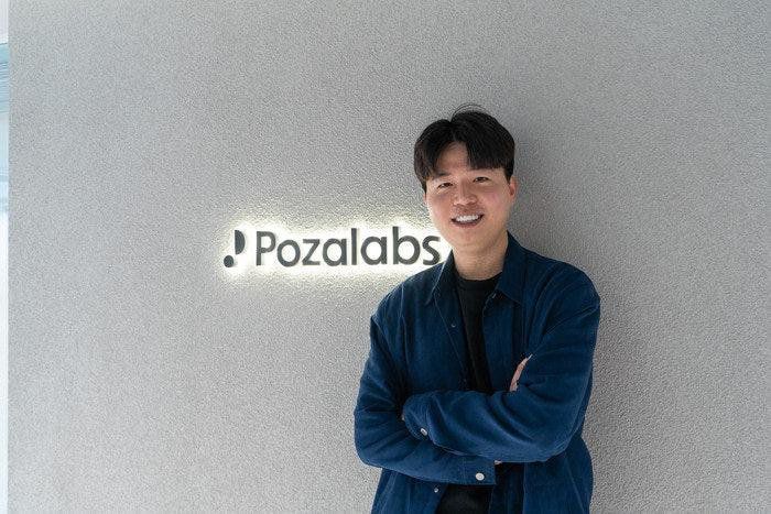 허원길 포자랩스 대표가 18일 서울 서초구 포자랩스 사무실 앞에서 포즈를 취하고 있다. 허 대표는 "포자랩스는 화성학 학습을 통해 음악 결과물을 만들어낸다"고 강조했다.