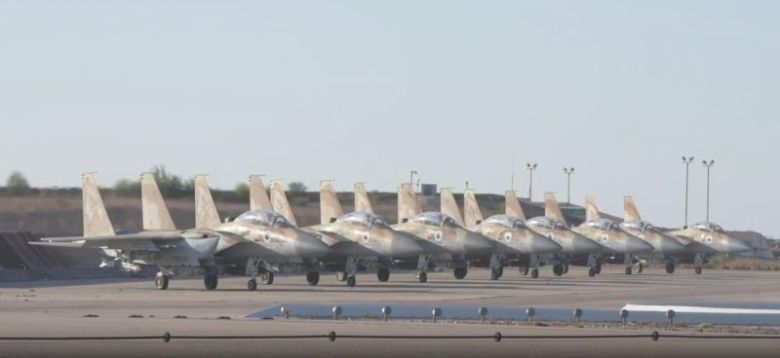 이스라엘군 F-15i 라암(Ra'am, 히브리어 '천둥'). 4세대 중장거리 전폭격기로 항속거리 약 5600km에 달하는 강력한 항속력과 최대 무장탑재량은 약 20t이다. 중폭탄과 공대지미사일 등을 다량 장착할 수 있는 폭넓은 무장량과 작전고도 약 1만5000m, 최대 속도는 마하 2.5다. IDF-AF(이스라엘 방위군-공군) 제공
