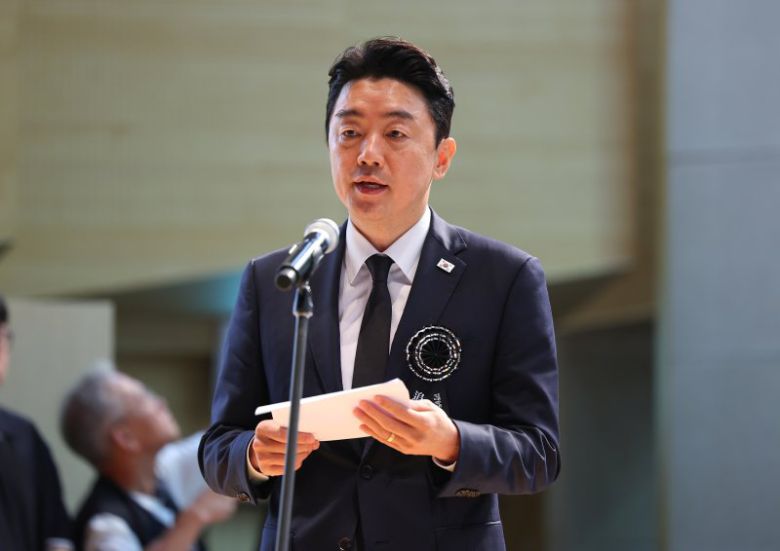 강훈식 대통령비서실장이 18일 서울 동작구 국립서울현충원 현충관에서 열린 김대중 전 대통령 서거 16주기 추모식에서 이재명 대통령의 추모사를 대독하고 있다. 사진=연합뉴