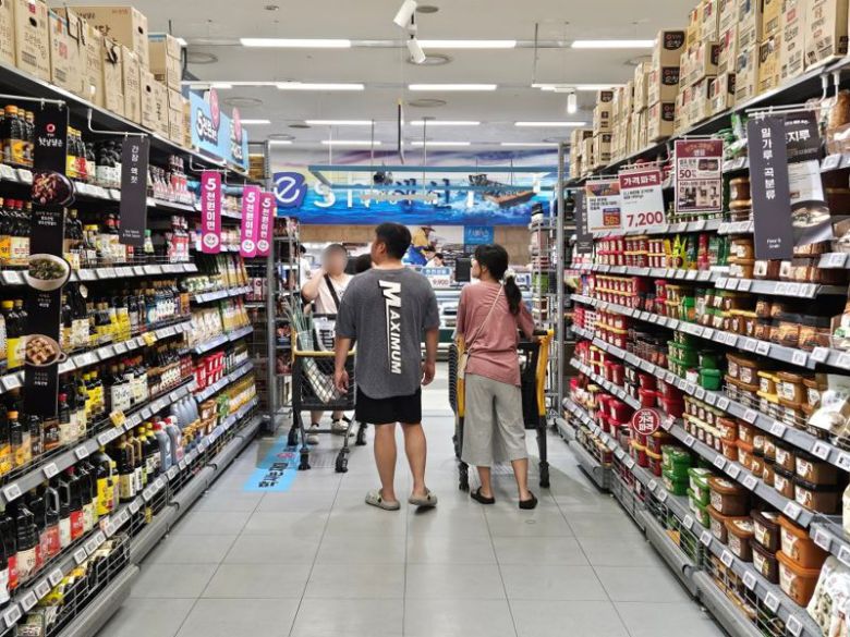 지난 16일 오후 서울 중구 이마트 청계천점에서 고객들이 초저가 자체브랜드(PB)인 오케이프라이스 매대를 둘러보고 있다. 사진=이정화 기자