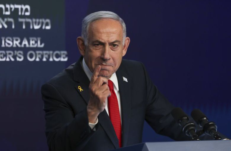 베냐민 네타냐후 이스라엘 총리가 지난 21일(현지 시간) 예루살렘에서 기자회견하고 있다. 네타냐후 총리는 가자지구 재점령을 목표로 최근 시작한 '기드온의 전차' 작전을 멈추지 않을 것이며 "이 작전이 끝나면 가자지구의 모든 지역이 이스라엘의 통제 아래 있을 것"이라고 주장했다. AP·뉴시스                                    아야톨라 알리 하메네이 이란 최고지도자가 지난 13일(현지 시간) 테헤란에서 TV 연설을 하고 있다. 하메네이는 "시온주의자(이스라엘) 정권이 전쟁을 일으켰다"라며 "그들은 큰 실수와 오류를 저질렀다"라고 말했다. AP·뉴시스