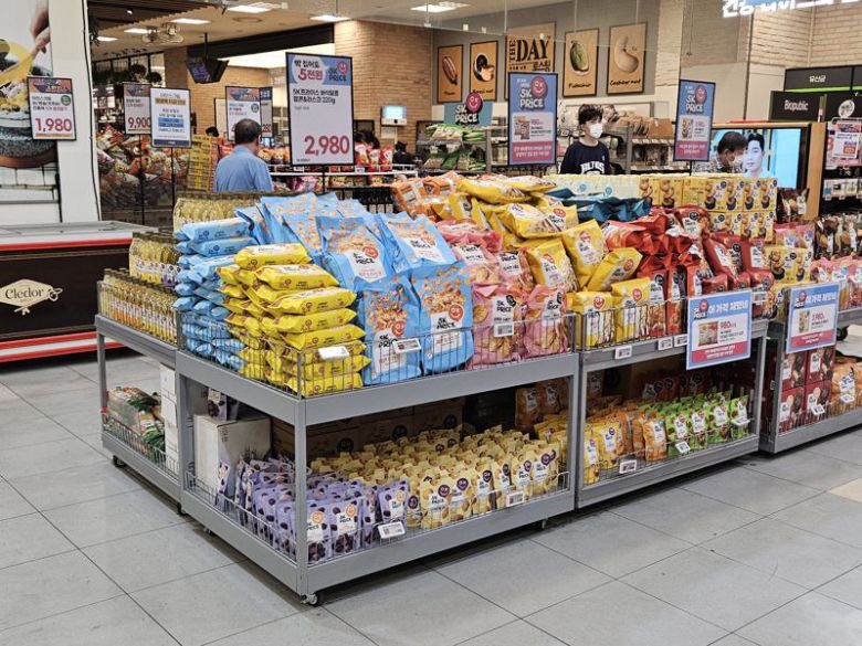 지난 16일 서울 중구 이마트 청계천점 매장 안에 초저가 자체브랜드(PB)인 오케이프라이스 과자 코너가 마련돼있다. 사진=이정화 기자