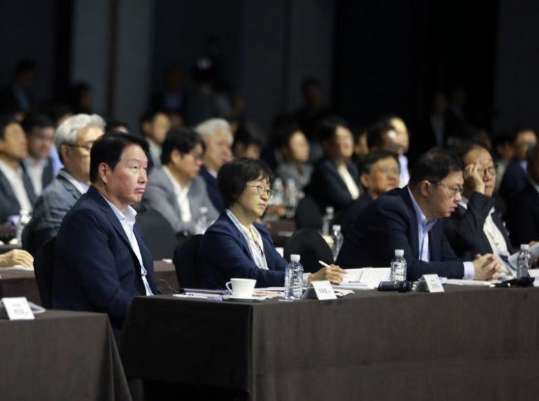 최태원 SK그룹 회장(왼쪽 첫번째)이 18일 서울 광진구 워커힐 호텔에서 'AI와 디지털 전환'을 주제로 열린 SK그룹 '이천포럼 2025'에 참석해 발표 내용을 경청하고 있다. SK 제공