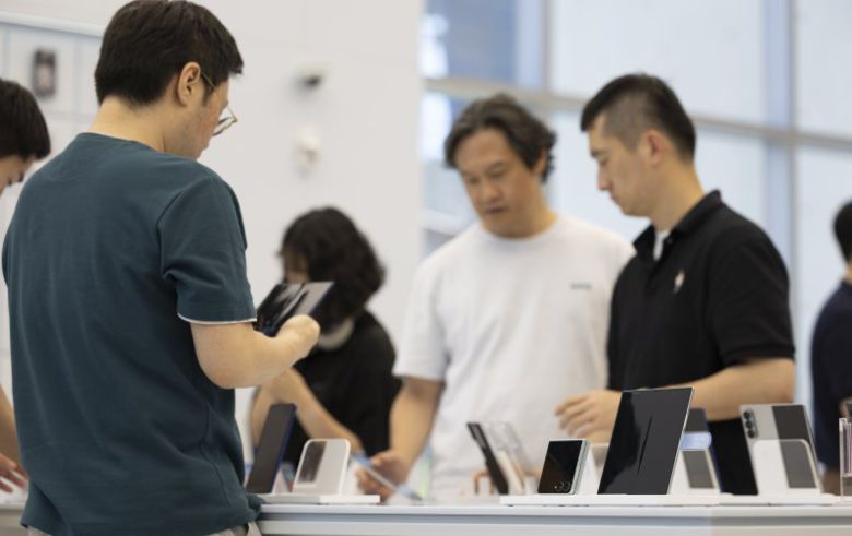 삼성전자 신형 폴더블 스마트폰 갤럭시 Z 폴드7 및 플립7 공개 첫 날인 지난달 10일 서울 서초구 삼성 강남점에서 소비자들이 스마트폰을 살펴보고 있다.사진=뉴시스화상