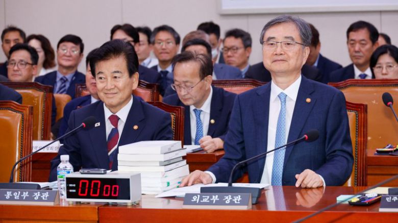 정동영 통일부 장관(왼쪽)과 조현 외교부 장관이 18일 오후 서울 여의도 국회에서 열린 외교통일위원회 제428회국회(임시회) 제1차 전체회의에 출석하고 있다. 뉴스1