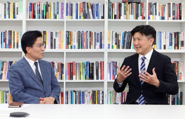 석병훈 이화여대 경제학과 교수(오른쪽)가 지난 13일 서울 서초구 파이낸셜뉴스 본사에서 노동일 파이낸셜뉴스 주필과 대화하고 있다. 석 교수는 도널드 트럼프 미국 대통령이 오는 25일 한미 정상회담에서 유리한 조건을 끌어내려 할 수도 있다면서 우리나라가 포괄적·점진적환태평양경제동반자협정(CPTPP)에 가입해야 한다고 조언했다. 사진=박범준 기자