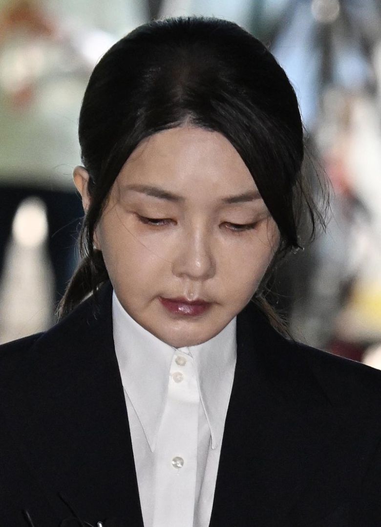 윤석열 전 대통령 부인 김건희 씨가 지난 12일 오전 서울 서초구 서울중앙지법에서 열린 구속 전 피의자 심문(영장실질심사)에 출석하고 있다. 뉴시스