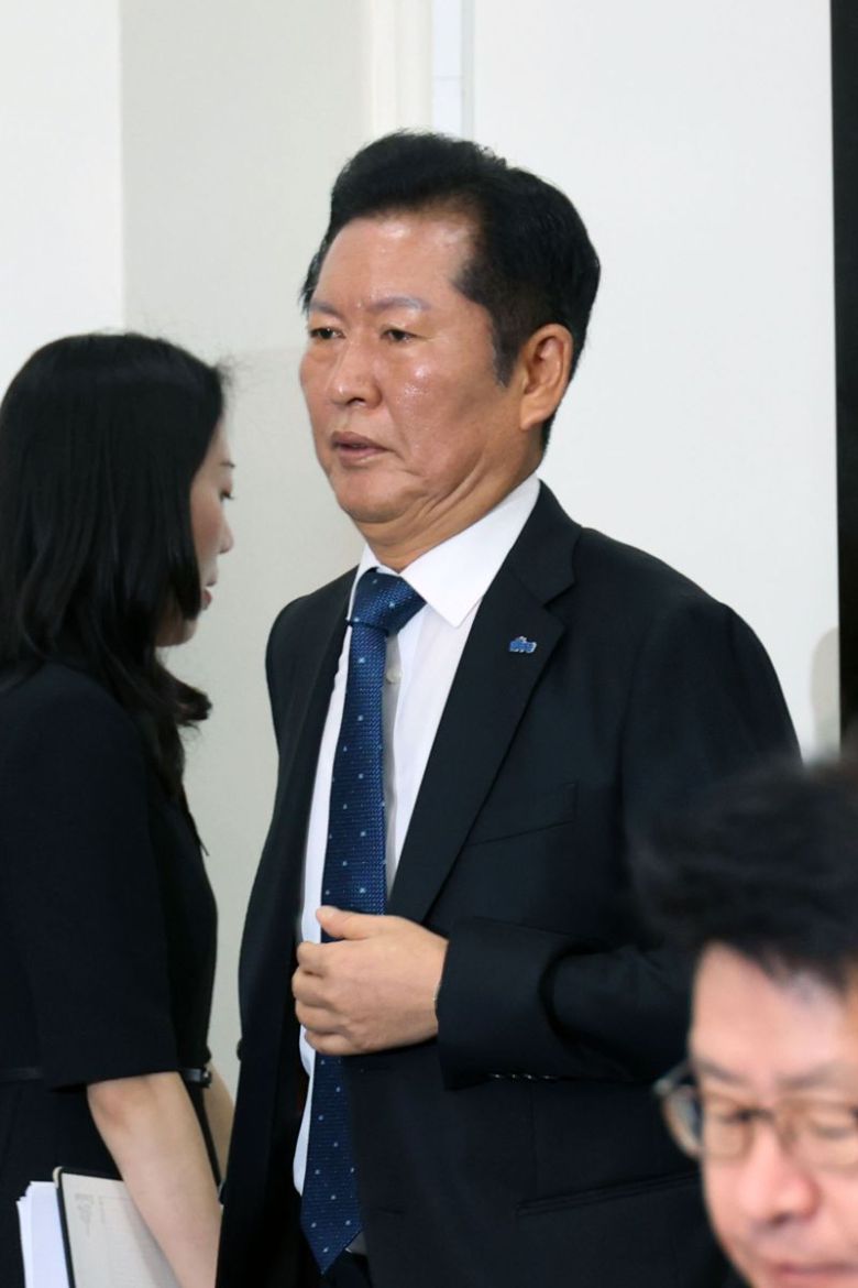 더불어민주당 정청래 당대표가 18일 국회에서 열린 최고위원회의에 참석하고 있다. 사진=서동일 기자