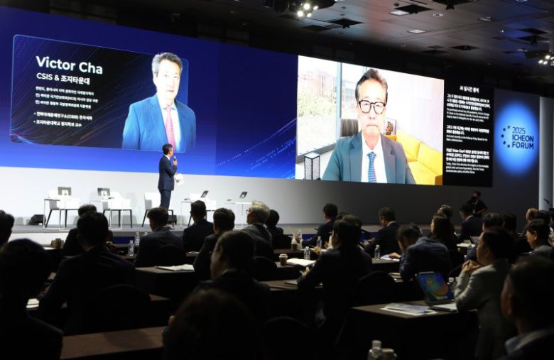 온라인으로 기조연설 하는 미국 전략국제문제연구소(CSIS)의 빅터 차 한국석좌.연합뉴스