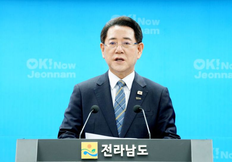 김영록 전남도지사가 19일 도청 브리핑룸에서 "정부가 대한민국 석유화학산업의 중심지인 여수시를 고용위기 선제대응지역으로 지정한 것을 온 도민과 함께 환영한다"라고 밝히고 있다. 전남도 제공