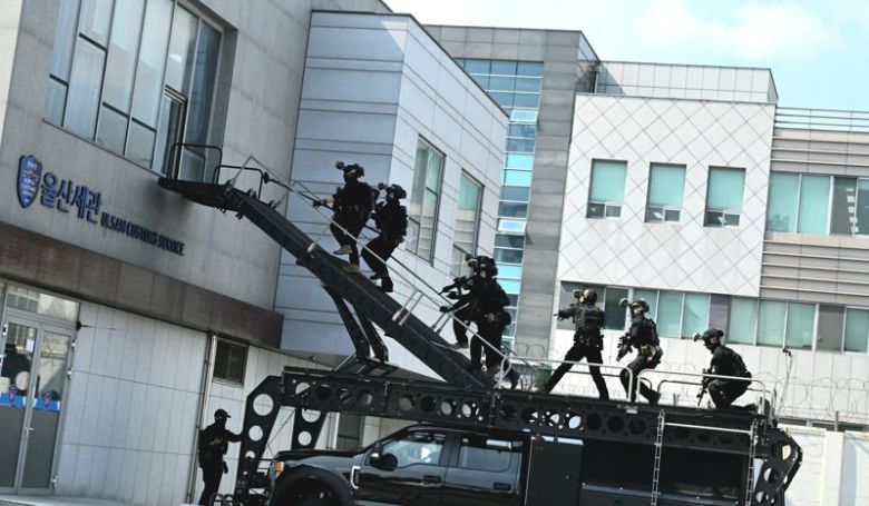 육군은 '25년 UFS/TIGER의 일환으로 20일, 울산항 5부두 일대에서 '울산항 통합방호훈련'을 실시했다. 이번 훈련은 민·관·군·경·소방 등 통합방위요소 간의 유기적인 협조체계 강화와 국가중요시설 방호능력 향상을 위해 계획되었다. 사진은 53사단 군사경찰 대테러특임대와 울산경찰특공대가 적 특수작전부대를 제압하기 위해 헬기 레펠 및 작전차량으로 기동하는 모습. 육군 제공                                    육군은 '25년 UFS/TIGER의 일환으로 20일, 울산항 5부두 일대에서 '울산항 통합방호훈련'을 실시했다. 이번 훈련은 민·관·군·경·소방 등 통합방위요소 간의 유기적인 협조체계 강화와 국가중요시설 방호능력 향상을 위해 계획되었다. 사진은 훈련에 참가한 인원들이 드론의 자폭 공격과 추락으로 발생한 화재를 진압하고 유해화학물질 유출 여부 등을 확인하는 모습. 육군 제공