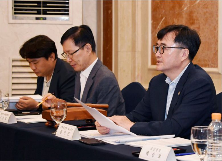 임기근 기획재정부 차관(오른쪽)이 20일 서울 여의도 켄싱턴호텔에서 열린 '제3차 조달정책심의위원회'를 주재하고 있다. 기획재정부 제공