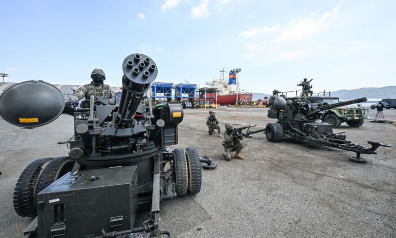 육군은 '25년 UFS/TIGER의 일환으로 20일, 울산항 5부두 일대에서 '울산항 통합방호훈련'을 실시했다. 이번 훈련은 민·관·군·경·소방 등 통합방위요소 간의 유기적인 협조체계 강화와 국가중요시설 방호능력 향상을 위해 계획되었다. 사진은 53사단 장병들이 20mm 발칸포를 활용해 군집드론 공격에 대응하는 모습. 육군 제공                                    육군은 '25년 UFS/TIGER의 일환으로 20일, 울산항 5부두 일대에서 '울산항 통합방호훈련'을 실시했다. 이번 훈련은 민·관·군·경·소방 등 통합방위요소 간의 유기적인 협조체계 강화와 국가중요시설 방호능력 향상을 위해 계획되었다. 사진은 53사단 장병들이 20mm 발칸포를 활용해 군집드론 공격에 대응하는 모습. 육군 제공                                    육군은 '25년 UFS/TIGER의 일환으로 20일, 울산항 5부두 일대에서 '울산항 통합방호훈련'을 실시했다. 이번 훈련은 민·관·군·경·소방 등 통합방위요소 간의 유기적인 협조체계 강화와 국가중요시설 방호능력 향상을 위해 계획되었다. 사진은 훈련에 참가한 인원들이 폭발 및 화재로 발생한 환자들에 대한 구호조치를 하는 모습. 육군 제공                                    육군은 '25년 UFS/TIGER의 일환으로 20일, 울산항 5부두 일대에서 '울산항 통합방호훈련'을 실시했다. 이번 훈련은 민·관·군·경·소방 등 통합방위요소 간의 유기적인 협조체계 강화와 국가중요시설 방호능력 향상을 위해 계획되었다. 사진은 53사단 장병들이 휴대용 지대공미사일 '신궁'을 활용해 군집드론 공격에 대응하는 모습. 육군 제공