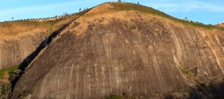 차량이 주차되어 있던 절벽. 사진=뉴스플래시, 뉴시스