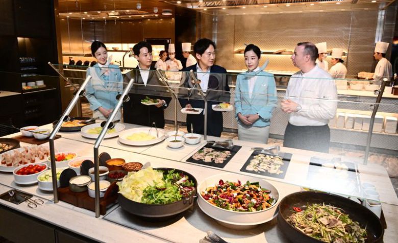 대한항공 관계자들이 14일 인천국제공항 제2터미널 대한항공 마일러클럽에서 열린 신규라운지 오픈 행사에서 '라이브 스테이션'을 체험하고 있다. 사진=박범준 기자                                    14일 인천국제공항 제2터미널 대한항공 마일러클럽에서 열린 신규라운지 오픈 행사가 열리고 있다. 사진=박범준 기자