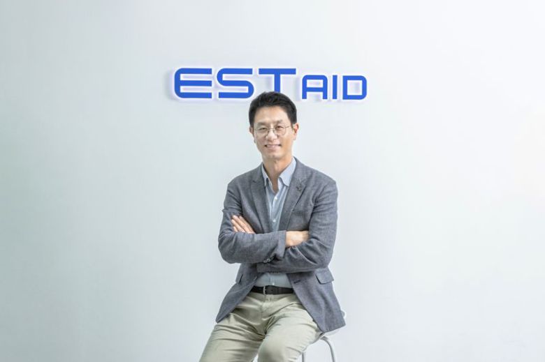 김남현 이스트에이드 대표가 21일 서울 서초동 본사 사옥에서 포즈를 취하고 있다.