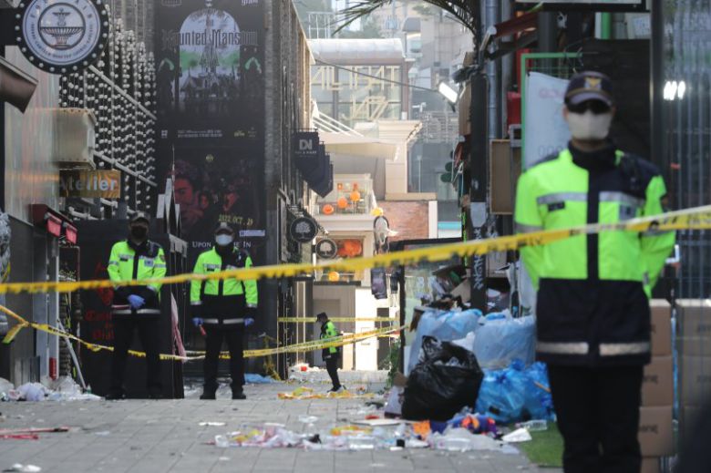 지난 2022년 서울 용산구 이태원 참사 당시 현장을 경찰이 통제하는 모습. /사진=뉴시스