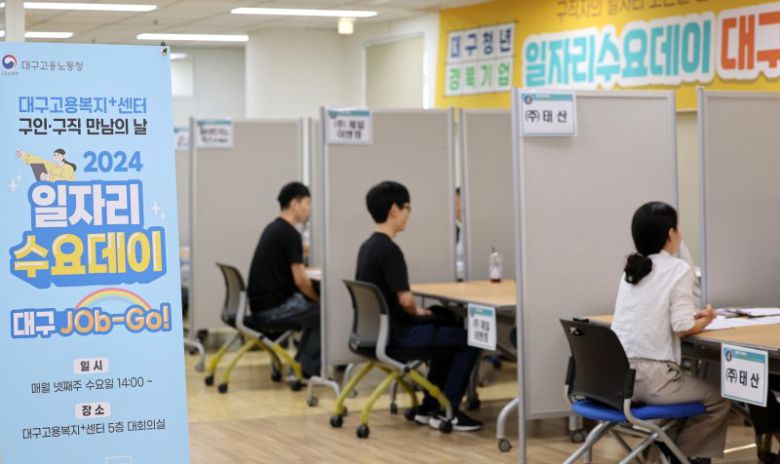 지난해 6월 26일 대구 수성구 대구고용복지플러스센터에서 열린 '대구청년-경북기업 일자리수요데이 대구 JOb-Go!'에서 구직자들이 현장면접을 보고 있다. 뉴시스