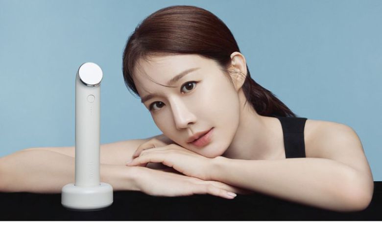 톰 뷰티기기 더 글로우와 배우 유인나. 앳홈 제공