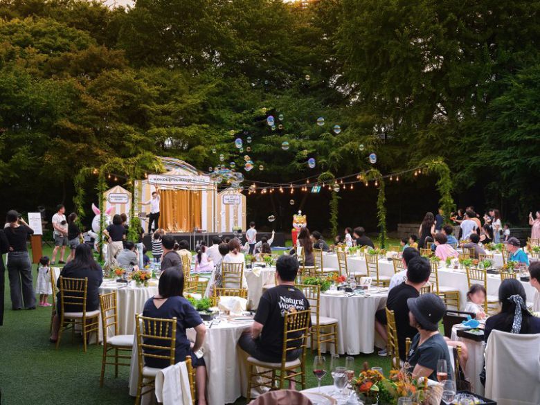 지난해 추석에 진행된 서울신라호텔 영빈관 마술쇼. 호텔신라 제공                                    페어몬트 서울 '그랜드 와인 페어' 페어몬트 서울 호텔 제공                                    지난해 추석에 열린 서울신라호텔 다이너스티홀 플라멩고 콘서트 현장 호텔신라 제공