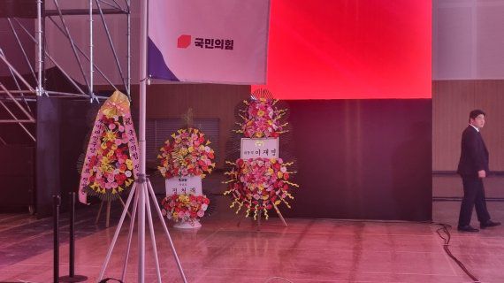 이재명 대통령과 정청래 민주당 대표가 보낸 화환이 놓여 있다. 사진=이해람 기자