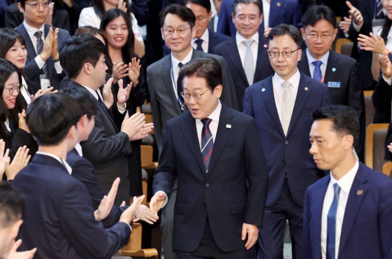 이재명 대통령이 14일 5급 신임관리자과정 교육생에게 특강을 하기 위해 충북 진천 국가공무원인재개발원 강당에 입장하며 참석자들과 인사하고 있다.뉴시스