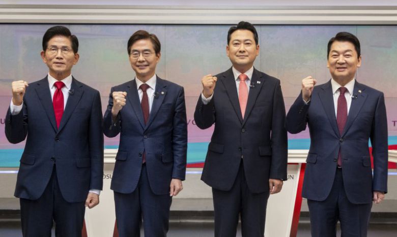 국민의힘 김문수(왼쪽부터), 조경태, 장동혁, 안철수 당대표 후보가 지난 19일 오후 서울 중구 TV조선 스튜디오에서 열린 ‘당 대표 후보자 TV토론회’ 에 참석해 포즈를 취하고 있다. 뉴시스