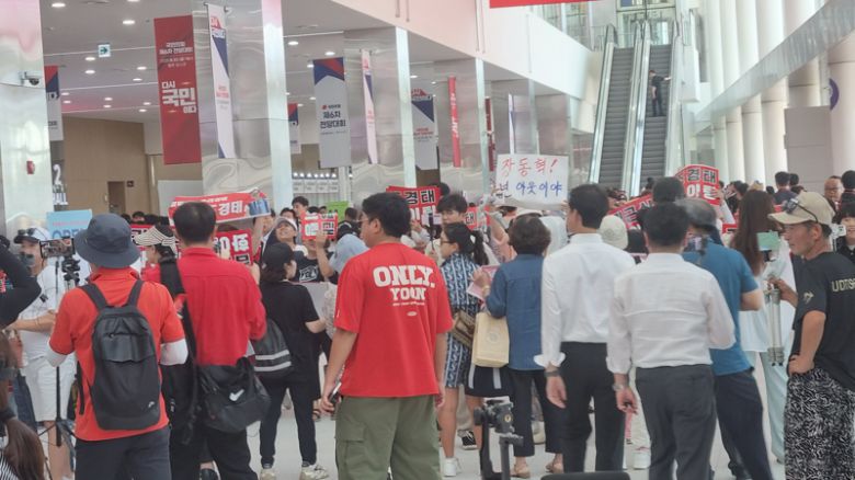 윤석열 전 대통령 지지자들이 22일 충북 청주 오스코에서 열린 국민의힘 전당대회에서 윤 전 대통령의 이름을 연호하고 있다. 사진=이해람 기자