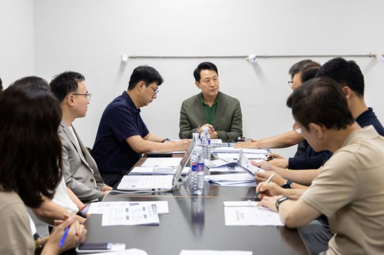 오세훈 서울시장(왼쪽 두번째)이 24일 잠실센트럴파크에 마련된 '청년안심주택 입주자 보호 주말 현장상담소'를 방문해 최근 발생한 청년안심주택 강제경매 등의 사태를 점검하고, 상담소 운영상황을 확인하고 있다. 서울시 제공