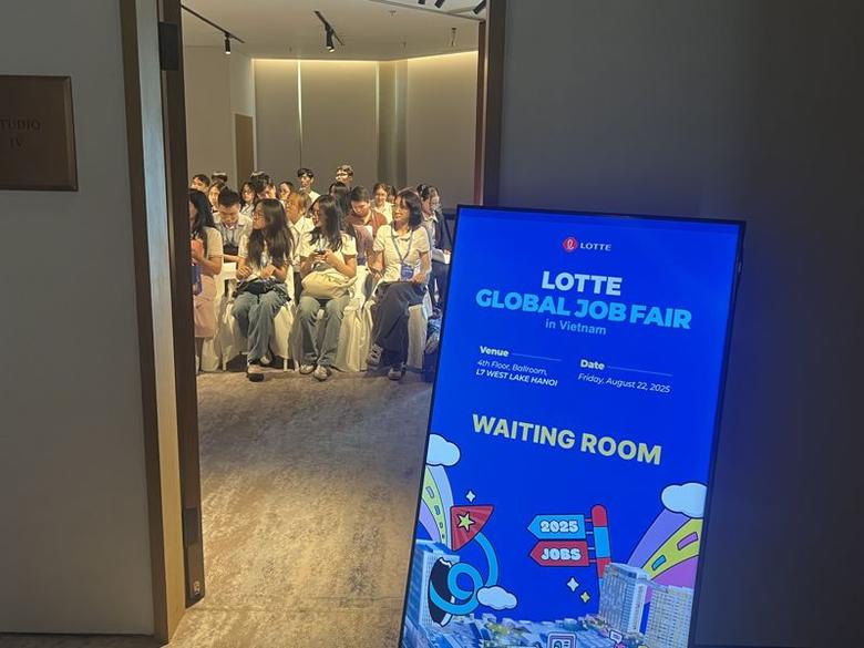 22일 베트남 하노이 소재 롯데 L7 웨스트레이크 하노이 그랜드볼룸에서 개최된 '2025 롯데 글로벌 잡페어'에서 참가자들이 대기실에서 모의면접을 준비 중이다. 사진=김준석 특파원