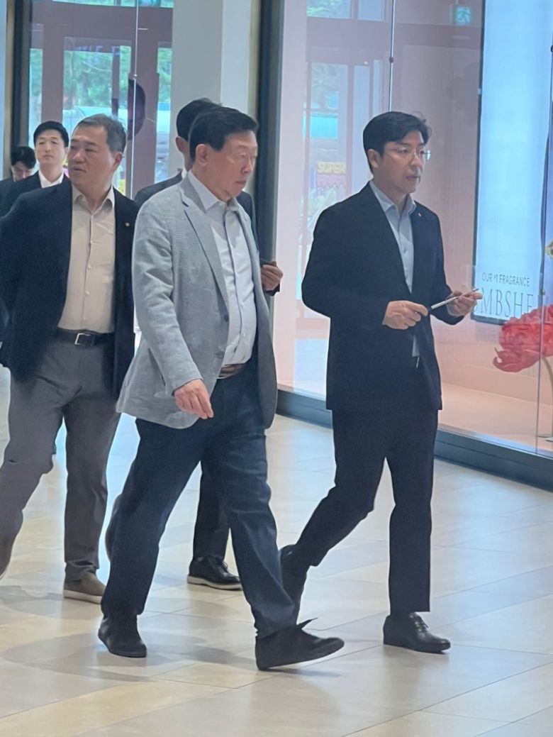 신동빈 롯데그룹 회장(가운데)이 지난 4월 30일 베트남 하노이에 위치한 '롯데몰 웨스트레이크 하노이'를 둘러보고 있다. 사진=김준석 특파원