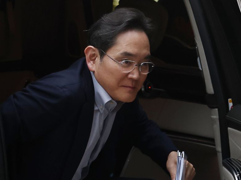 이재용 삼성전자 회장이 미국 워싱턴DC에서 열리는 한미 정상회담의 경제사절단에 동행하기 위해 24일 서울 강서구 서울김포비즈니스항공센터(SGBAC)를 통해 출국하고 있다. 연합뉴스                                     구광모 LG그룹 회장이 오는 25일(현지시간) 미국 워싱턴DC에서 열리는 한미 정상회담 경제사절단에 동행하기 위해 24일 강서구 서울김포비즈니스항공센터(SGBAC)를 통해 출국하고 있다. 연합뉴스