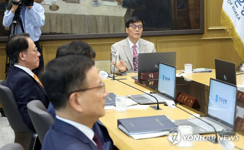 이창용 한국은행 총재가 지난 7월 10일 서울 중구 한국은행에서 금융통화위원회를 주재하고 있다. 연합뉴스.